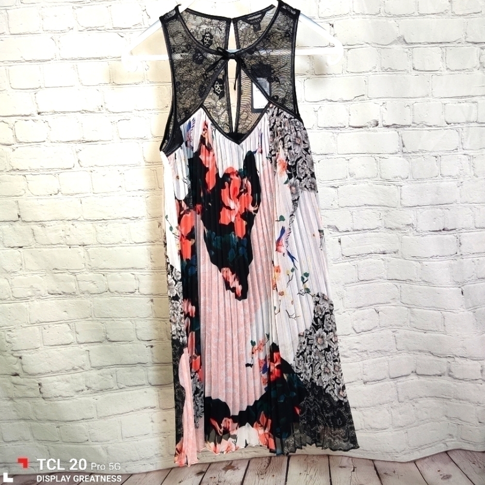 GUESS Abril Pleated Trapeze Dress M Floral Lace NEW - Picture 2 of 8